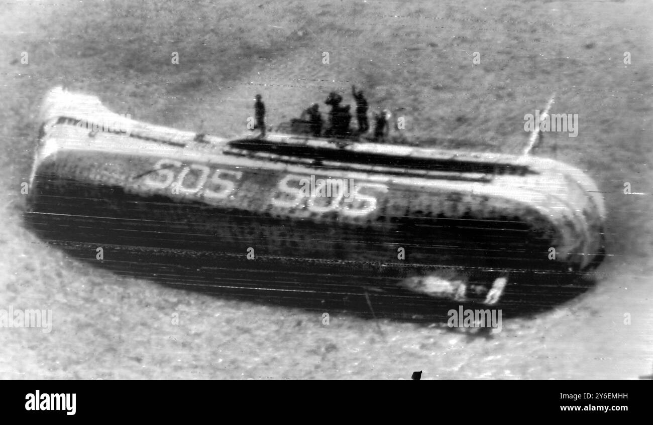 NAVIRES DE SAUVETAGE D'UN BATEAU DE PÊCHE JAPONAIS AVEC SOS SUR LA COQUE ; 17 OCTOBRE 1962 Banque D'Images