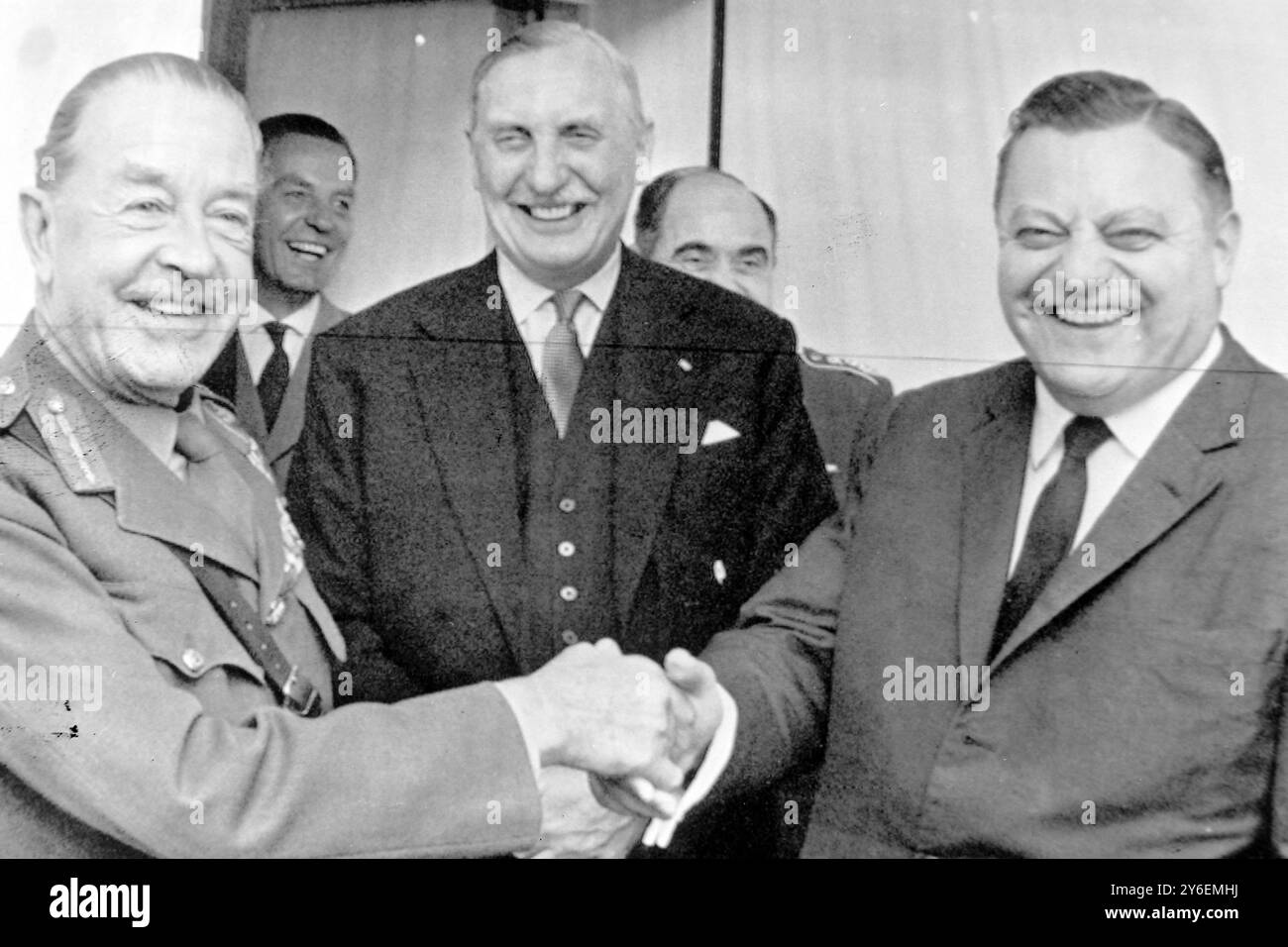 LORD ALEXANDER AVEC CHRISTOPHER STEEL ET FRANZ JOSEF STRAUSS À BONN ; 17 OCTOBRE 1962 Banque D'Images