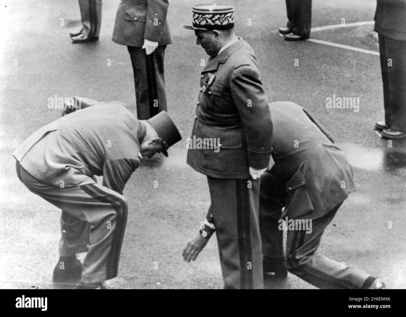 LE PRÉSIDENT FRANÇAIS CHARLES DE GAULLE À LA LÉGION D'HONEUR AVEC LE GÉNÉRAL MOREL / ; 15 OCTOBRE 1962 Banque D'Images
