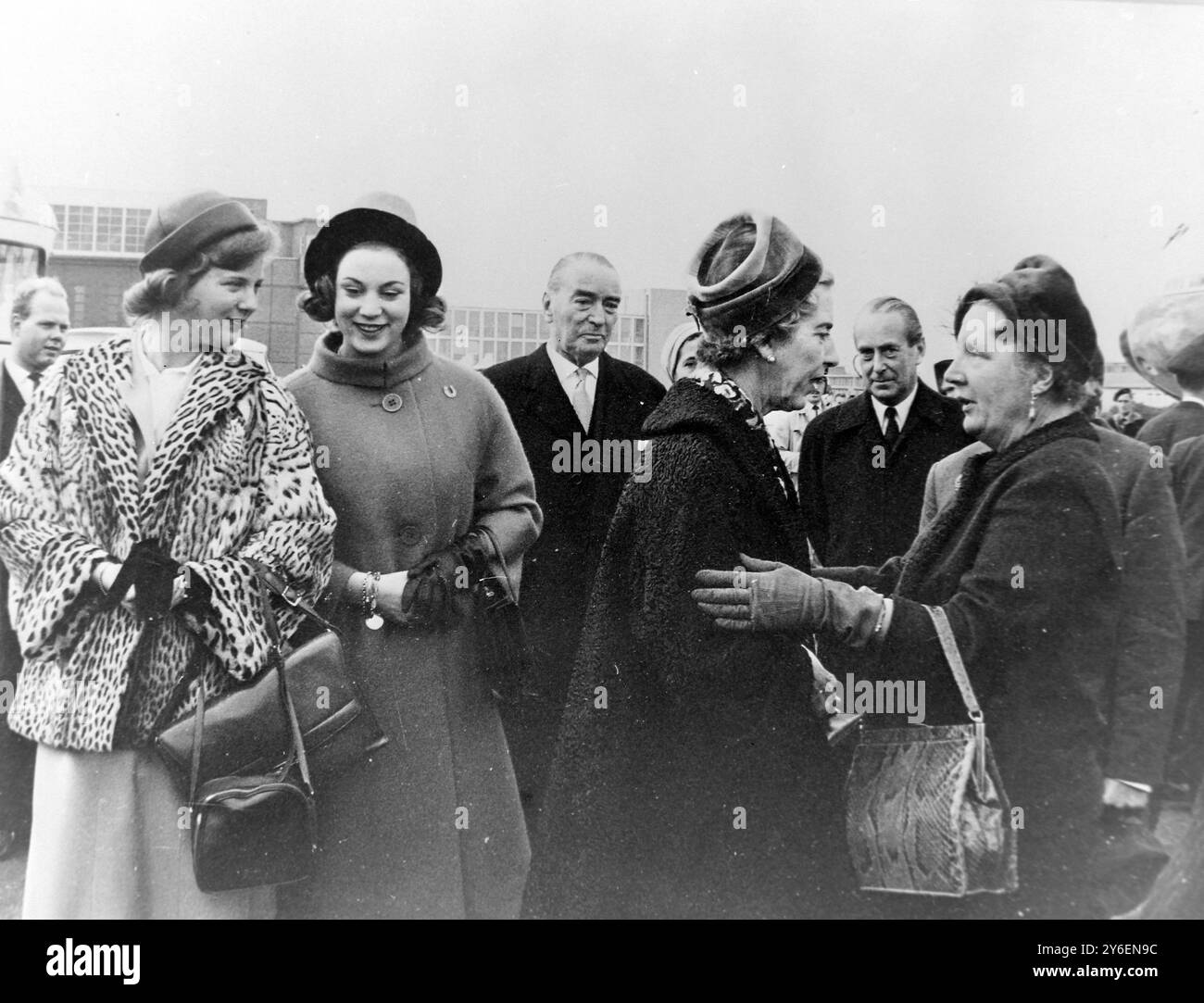 LA REINE JULIANA AVEC LA REINE INGRID À SON ARRIVÉE À AMSTERDAM ; 13 OCTOBRE 1962 Banque D'Images