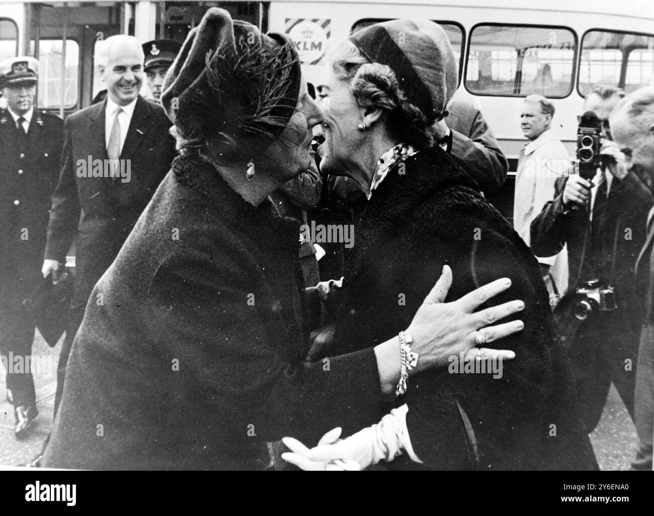 LA REINE JULIANA AVEC LA REINE INGRID À SON ARRIVÉE À AMSTERDAM ; 13 OCTOBRE 1962 Banque D'Images