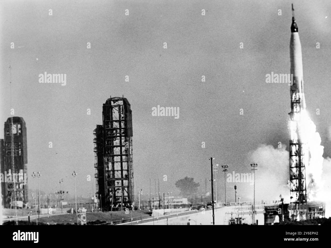 UN MISSILE GUIDÉ ET DES FUSÉES ATLAS LANCE UNE FUSÉE MERCURE ; 5 OCTOBRE 1962 Banque D'Images