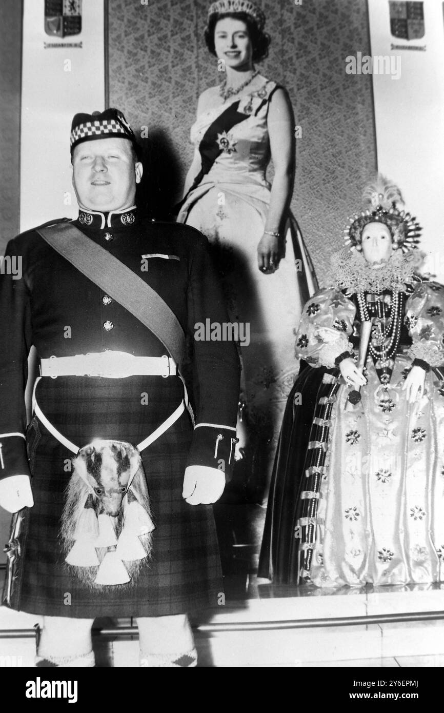 KILTED HARRY YOUNG AVEC UN PORTRAIT DE LA REINE ELIZABETH II / ; 4 OCTOBRE 1962 Banque D'Images