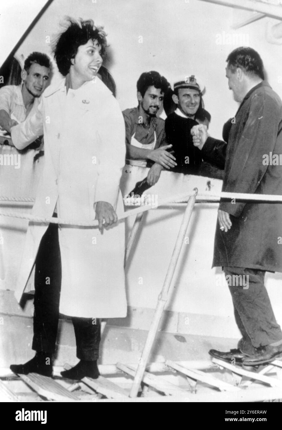 ED KELLY, JOHN MURRAY ET CAROL ANN GOULD EN BELGIQUE QUITTENT LE NAVIRE QUI L'A SAUVÉE / ; 28 SEPTEMBRE 1962 Banque D'Images