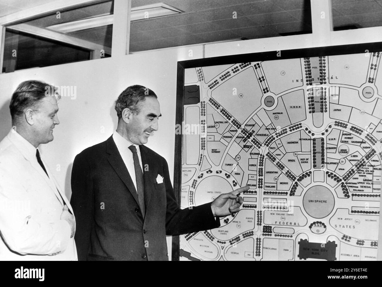 DOUGLAS BEATON AVEC ANDREW DEVANE À NEW YORK / ; 26 SEPTEMBRE 1962 Banque D'Images