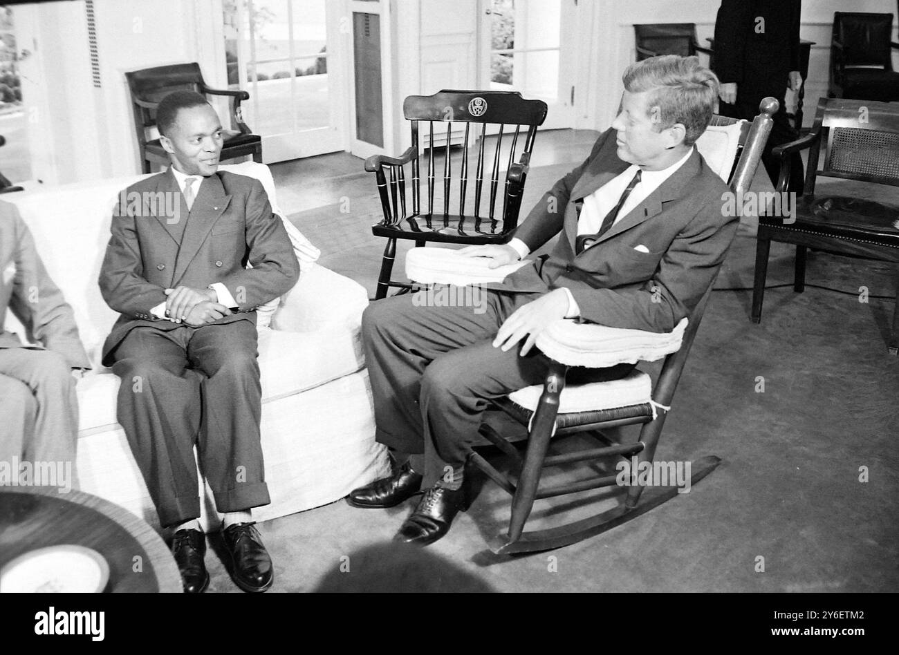 LE PRESIDENTIDENT AMÉRICAIN JOHN F. KENNEDY AVEC GREGOIRE KAYIBANDA G PRÉSIDENT DU RWANDA / ; 21 SEPTEMBRE 1962 Banque D'Images