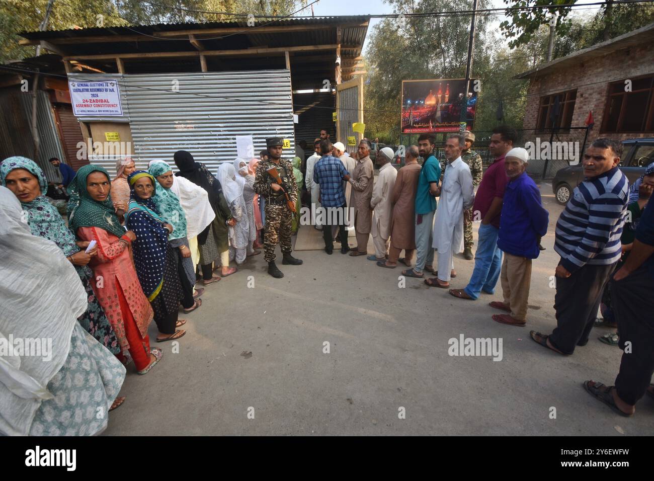 Srinagar, Jammu-et-Cachemire, Inde. 25 septembre 2024. Les électeurs musulmans font la queue devant un bureau de vote à Dal Lake pour des élections partielles pour le siège de l'Assemblée de Srinagar. (Crédit image : © Mubashir Hassan/Pacific Press via ZUMA Press Wire) USAGE ÉDITORIAL SEULEMENT! Non destiné à UN USAGE commercial ! Banque D'Images