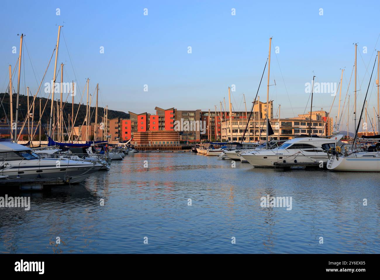 Yachts amarrés sur la rivière Tawe avec le SA1 le développement dans la distance, Swansea, Pays de Galles, Royaume-Uni. Banque D'Images