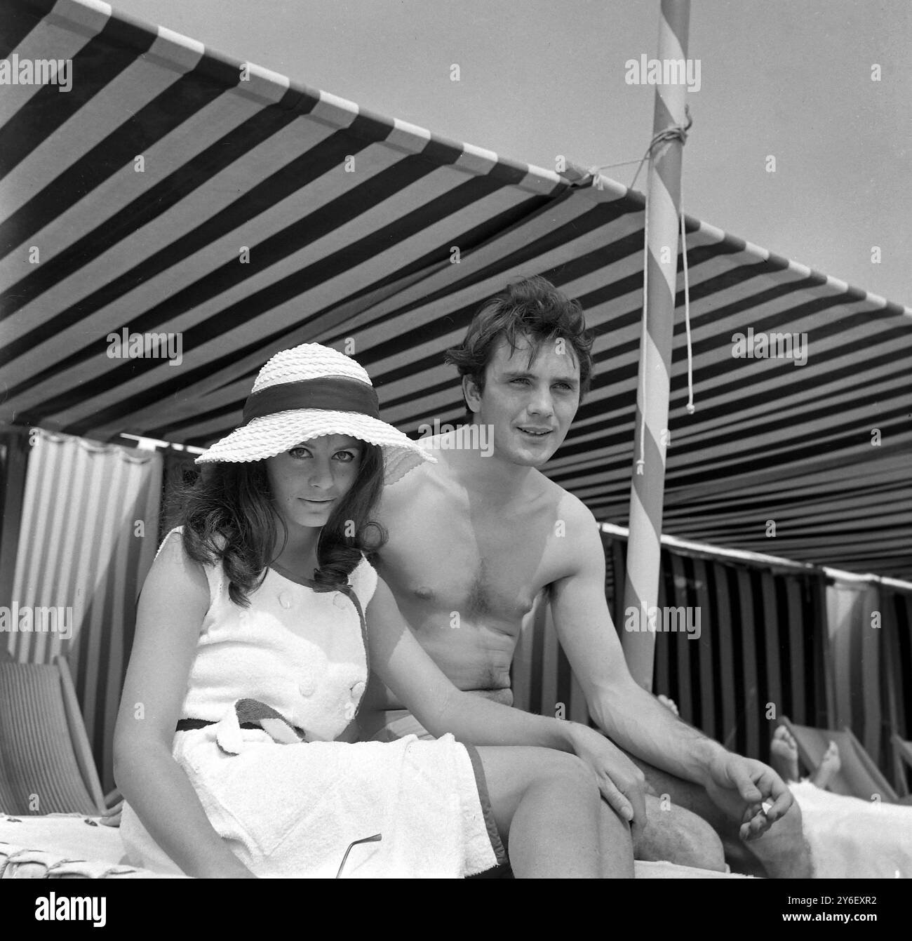 4 SEPTEMBRE 1962 TIMBRE SARAH MILES ET TERENCE SUR LE LIDO LORS DU FESTIVAL DU FILM DE VENISE, ITALIE. Banque D'Images
