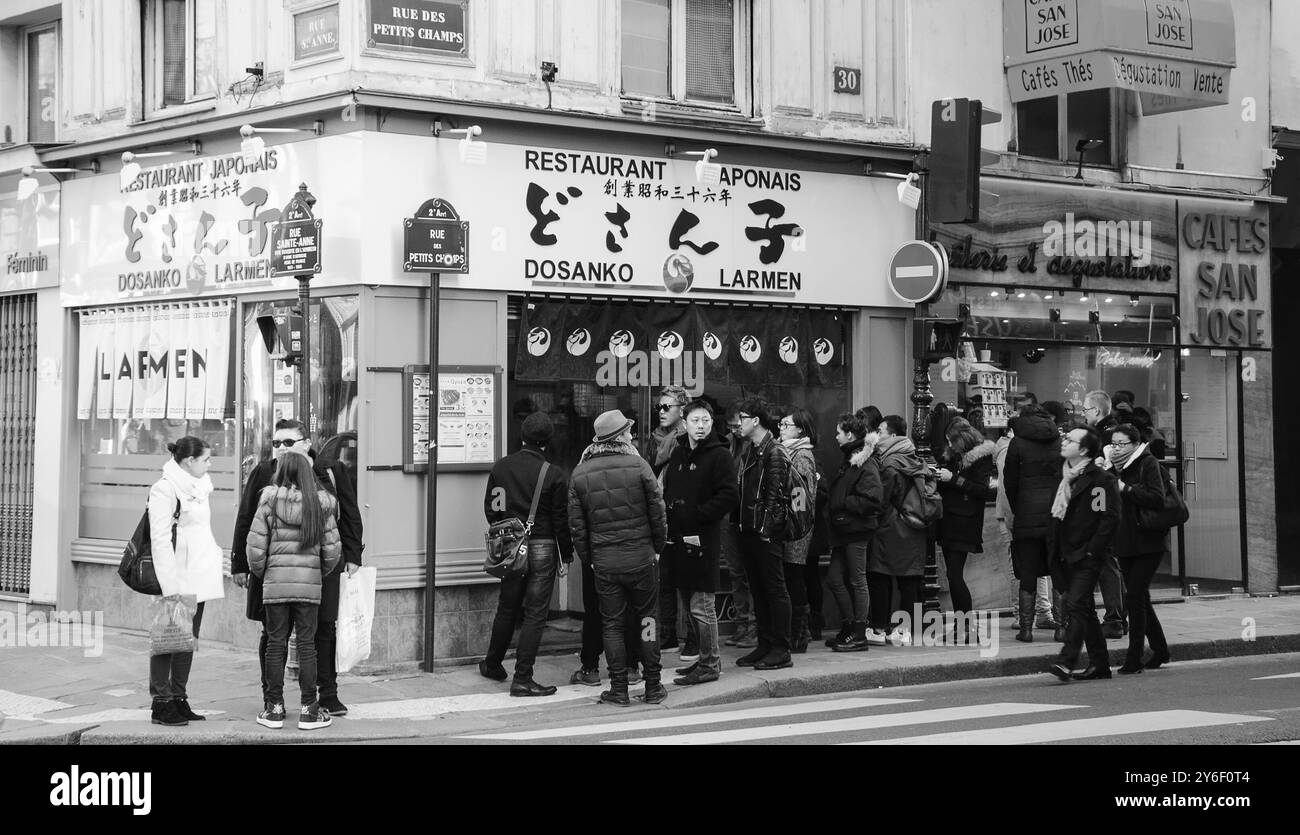 PARIS, FRANCE - 17 JANVIER 2015 : les gens attendent d'entrer dans l'un des restaurants japonais populaires situés dans 'Little Tokyo'. Photo noir et blanc. Banque D'Images