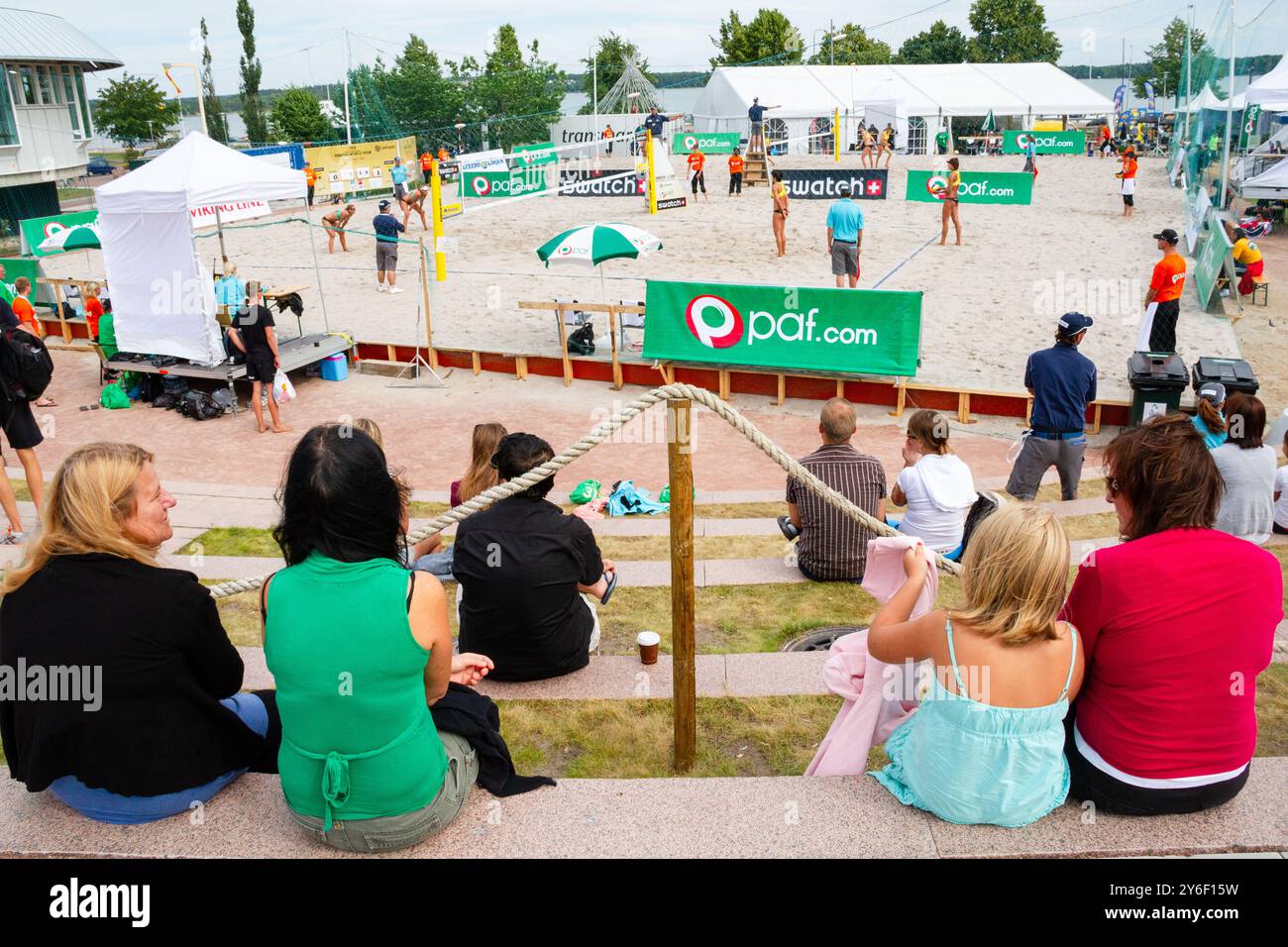 JEUX DE GROUPE, COURT extérieur, BEACH VOLLEY, MARIEHAMN, 2011 : les gens regardent l'action de Beach volley sur les courts extérieurs en vêtements d'été ou en vêtements de plage lors d'une journée d'été exceptionnellement chaude de la mer Baltique en août 2011 au PAF Open à Mariehamn, Åland, Finlande. Photographie : Rob Watkins. INFO : entre 2009-2013, le tournoi PAF Open Beach Volleyball était un événement annuel organisé à Mariehamn, Åland, Finlande. Il a attiré les meilleures équipes et joueurs internationaux dans le cadre du circuit mondial officiel de la FIVB, mettant en vedette le Beach volley de haut niveau. Banque D'Images