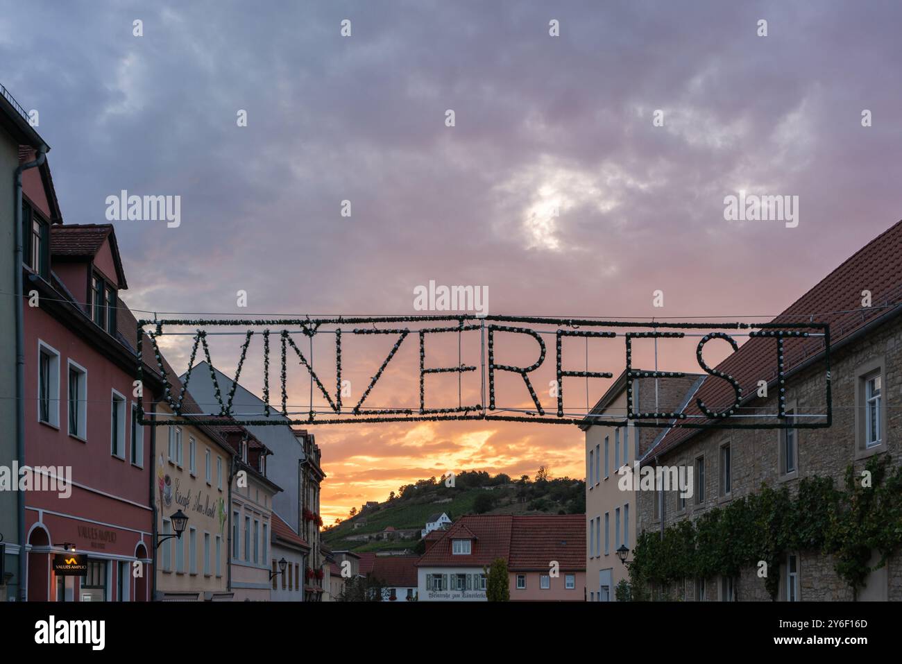 Décorations de festival du vin et un ciel de coucher de soleil dramatique pendant le festival annuel du vin à l'aube à Freyburg, Allemagne, Europe Banque D'Images