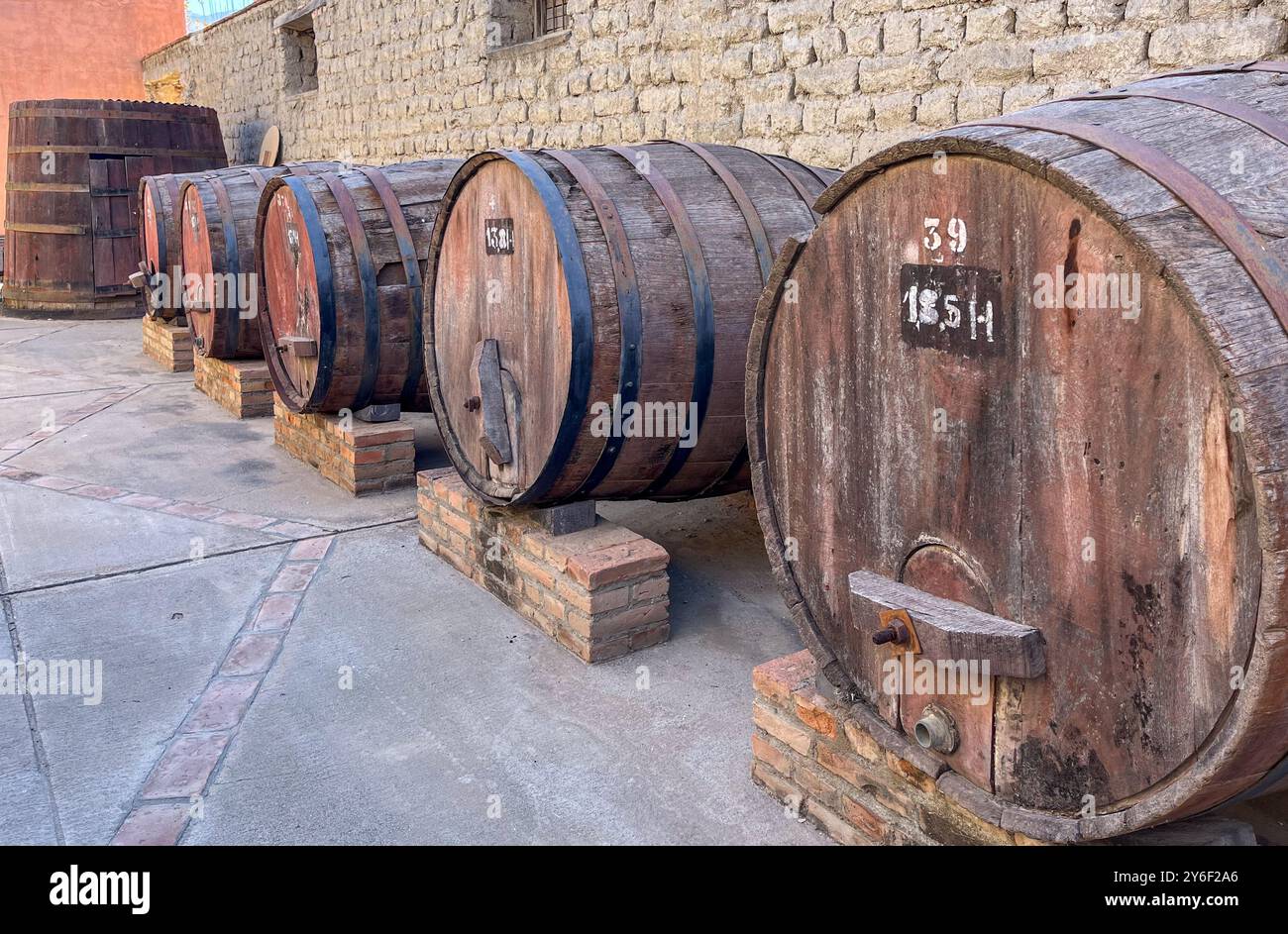 Image réelle de vieux tonneaux en bois dans une rangée. Banque D'Images