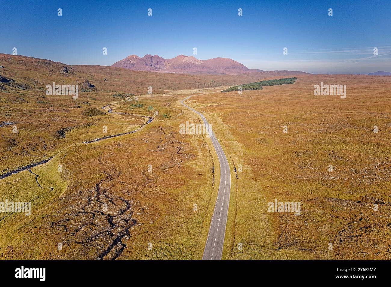 An Teallach Sutherland Scotland à la fin de l'été la route A832 menant à la montagne à la fin de l'été Banque D'Images