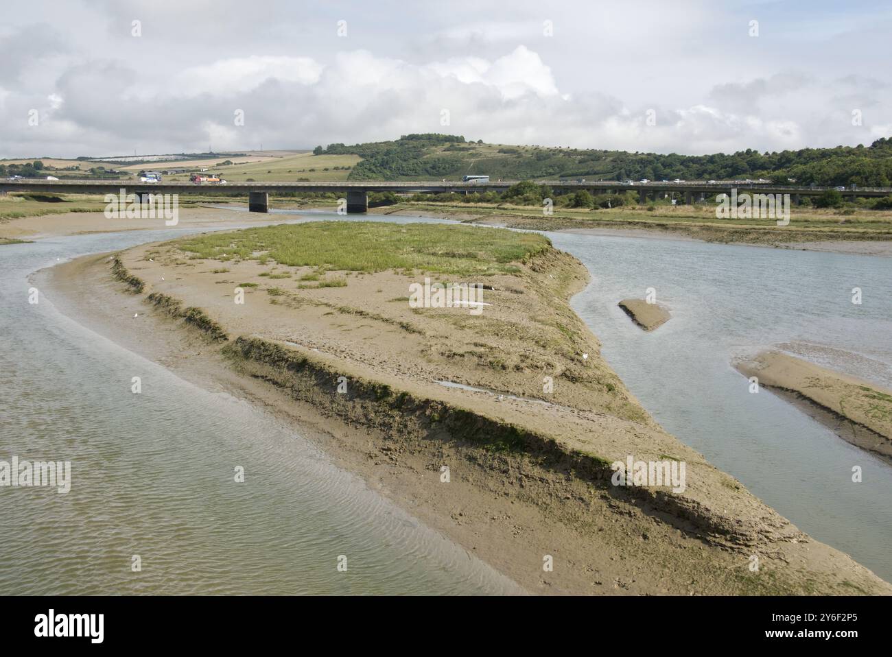 L'estuaire de la rivière Adur à marée basse montrant des bancs de boue. Shoreham, West Sussex, Angleterre. A27 survol de la route principale en arrière-plan. Banque D'Images