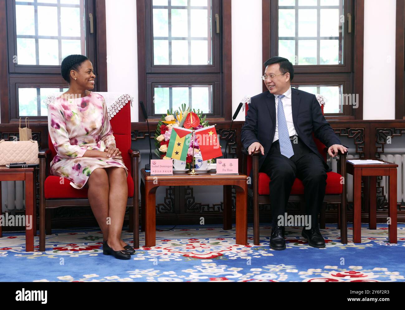 Pékin, Chine. 25 septembre 2024. Le président de l'agence de presse Xinhua, Fu Hua, rencontre Isabel Domingos, ambassadrice de Sao Tomé-et-principe en Chine, à Pékin, capitale de la Chine, le 25 septembre 2024. Crédit : Ju Peng/Xinhua/Alamy Live News Banque D'Images