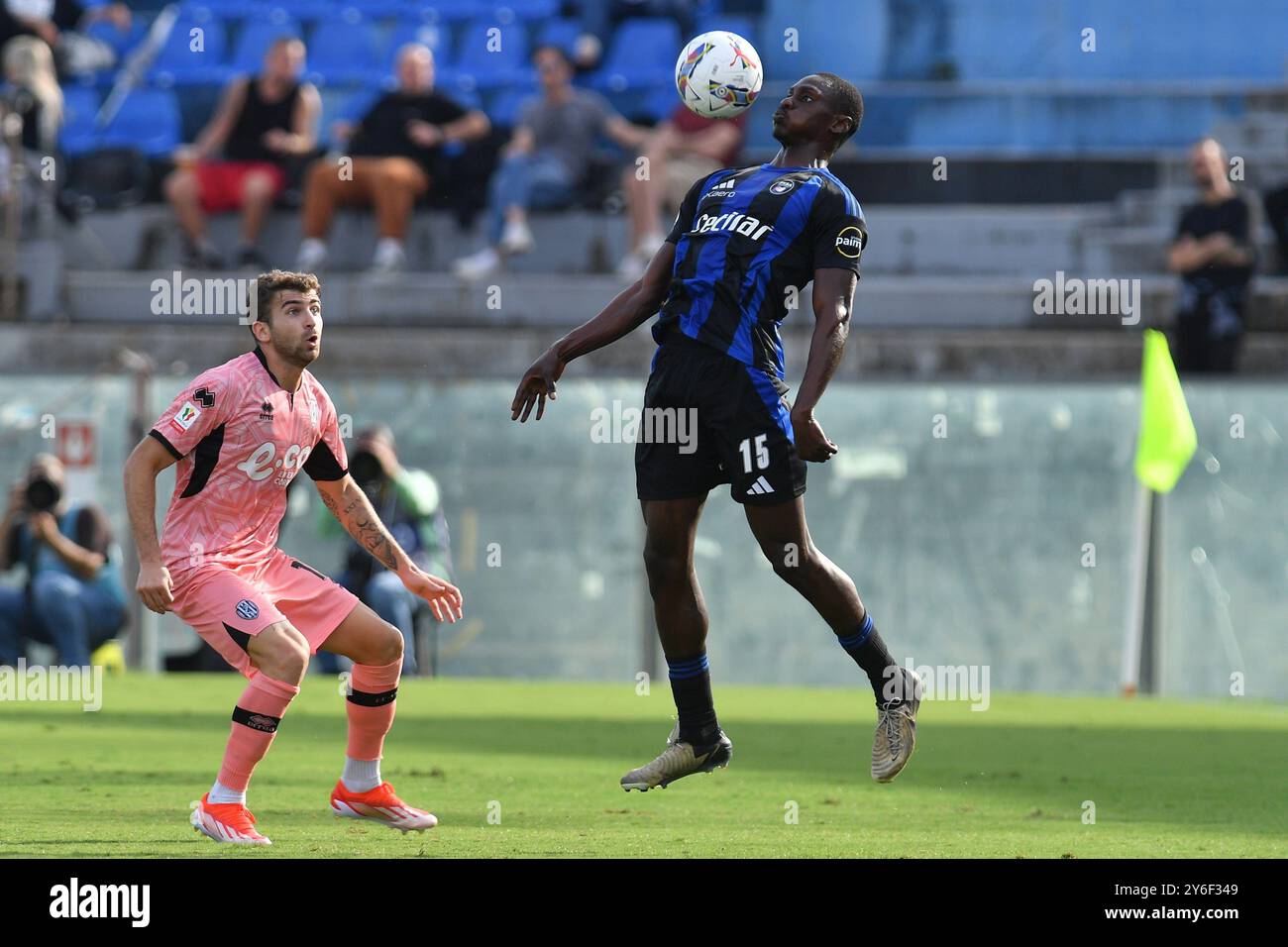 Idrissa Toure' (Pise) contrecarré par Raffaele Celia (Cesena) lors de Pise vs Cesena, match de football italien Coppa Italia à Pise, Italie, septembre 25 2024 Banque D'Images