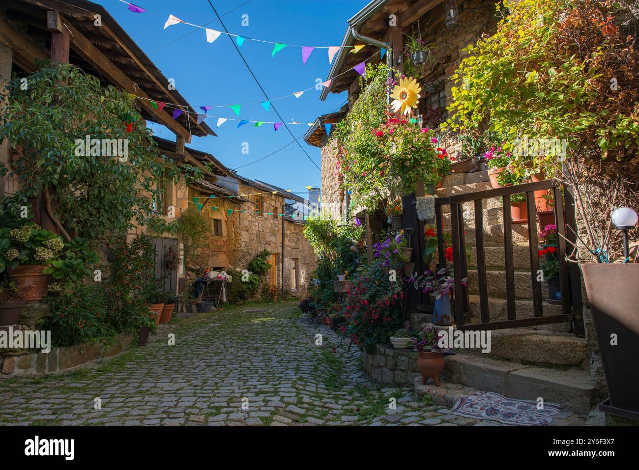 Scène de rue, village de Montesinho, Parc naturel de Montesinho, un parc national dans le nord du Portugal (zone plus large connue sous le nom de Tras-os-Montes) Banque D'Images