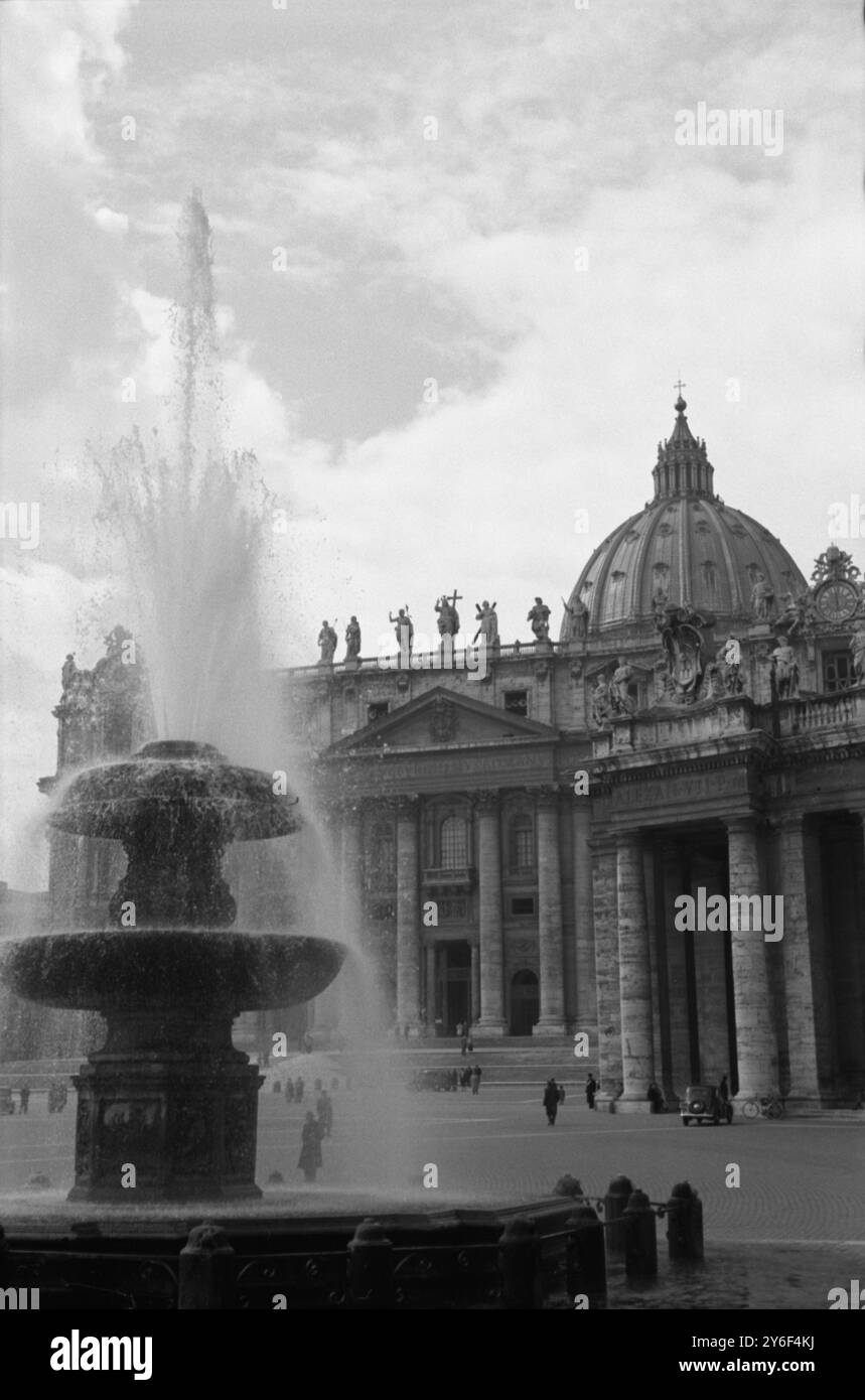 La fontaine de la place Pierre près de la basilique Pierre à Vatican, Rome, Italie C. avril 1952. Banque D'Images