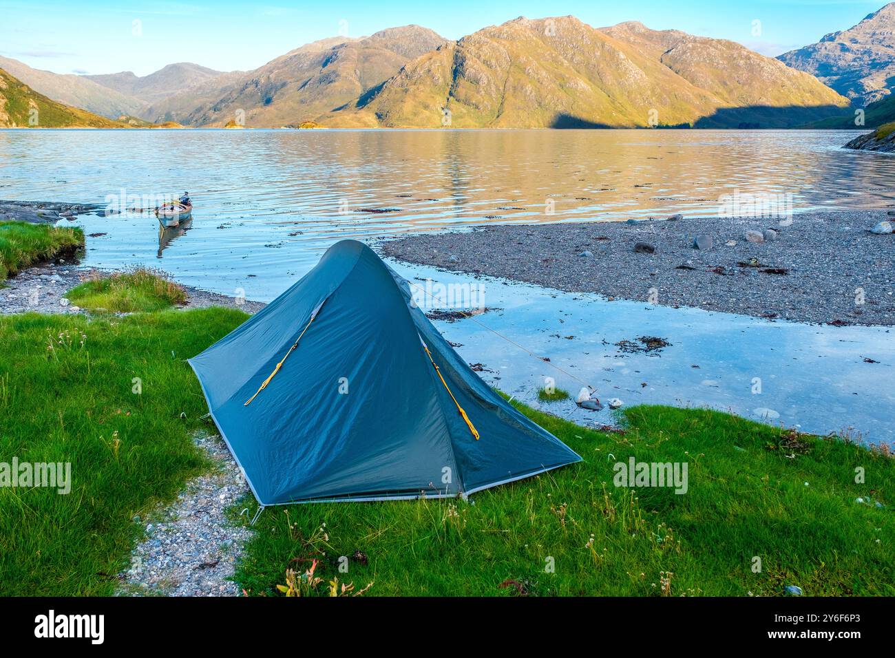 Camp sauvage d'un kayakiste de mer sur Barrisdale Bay sur Loch Hourn, Knoydart, Écosse Banque D'Images