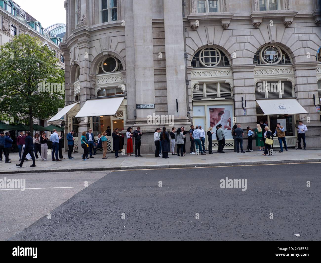 Les files d'attente des gens font la queue à l'extérieur, la Salad Kitchen pour le déjeuner à emporter, alors que les gens retournent au travail après le confinement Banque D'Images