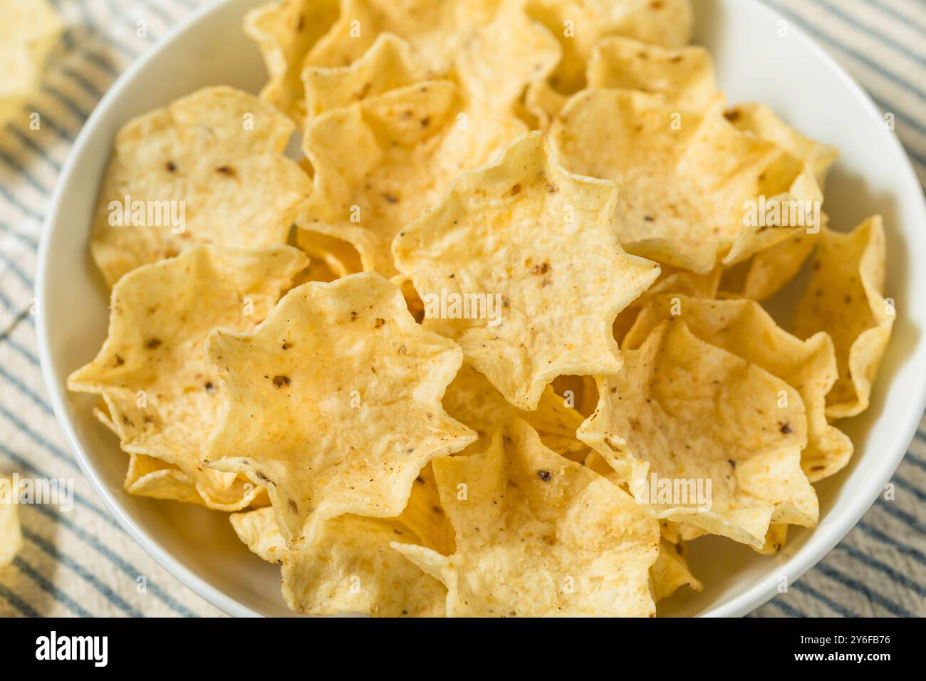 Cuillères à copeaux de tortilla de Cron biologique dans un bol Banque D'Images