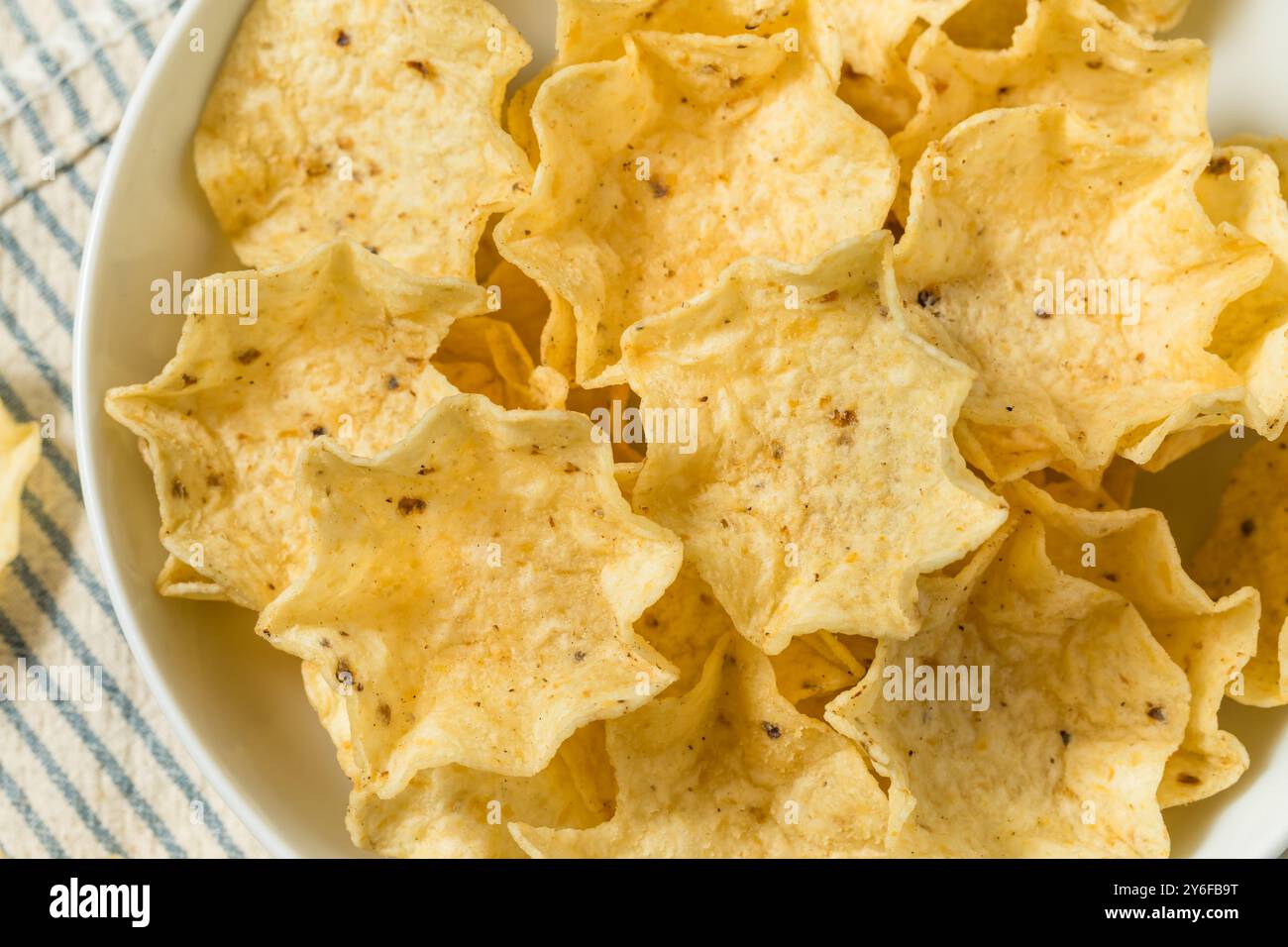 Cuillères à copeaux de tortilla de Cron biologique dans un bol Banque D'Images
