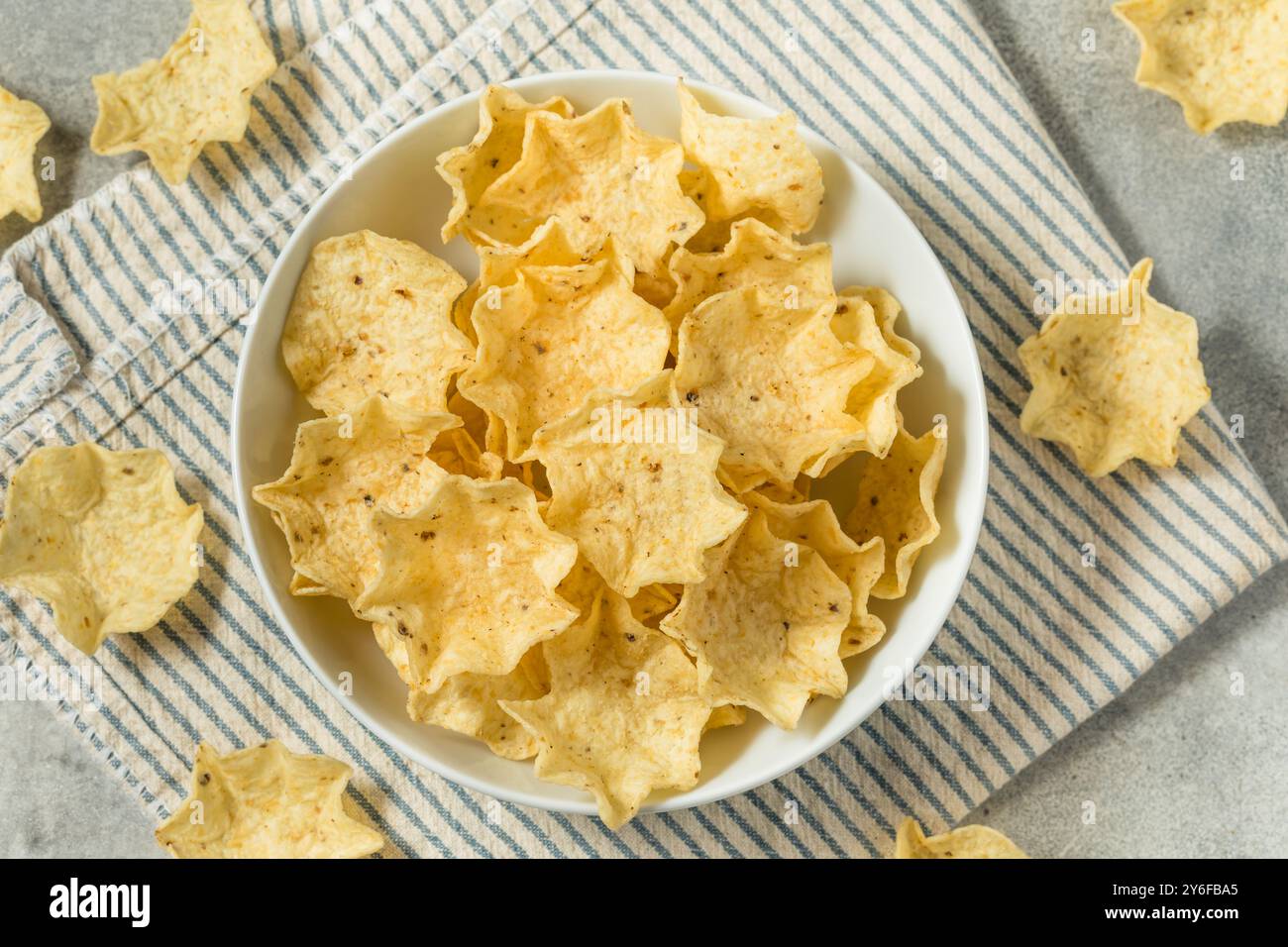 Cuillères à copeaux de tortilla de Cron biologique dans un bol Banque D'Images