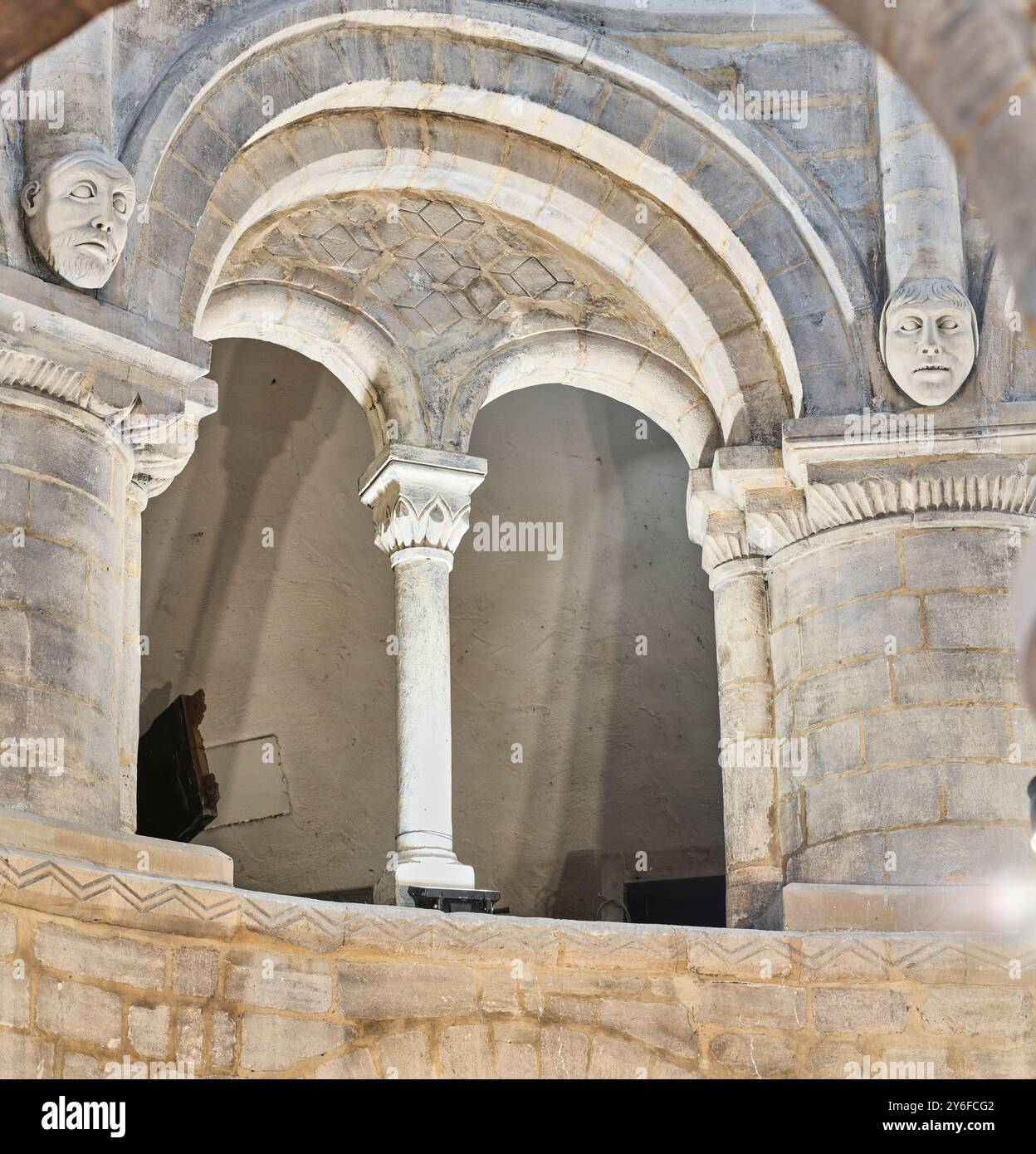 Clerestory arqué dans l'église du Saint-Sépulcre, une église ronde chrétienne fondée au XIIe siècle à Cambridge, en Angleterre. Banque D'Images