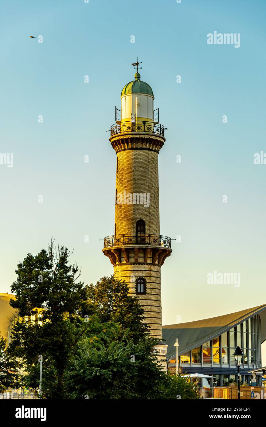 Sentiment de vacances avec quelques vibrations de fin d'été sur la belle plage de sable blanc de Warnemünde juste à l'extérieur de Rostock - Mecklenburg-Vorpommern - Allemagne Banque D'Images Sentiment de vacances avec quelques vibrations de fin d'été sur la belle plage de sable blanc de Warnemünde juste à l'extérieur de Rostock - Mecklenburg-Vorpommern - Allemagne Banque D'Images