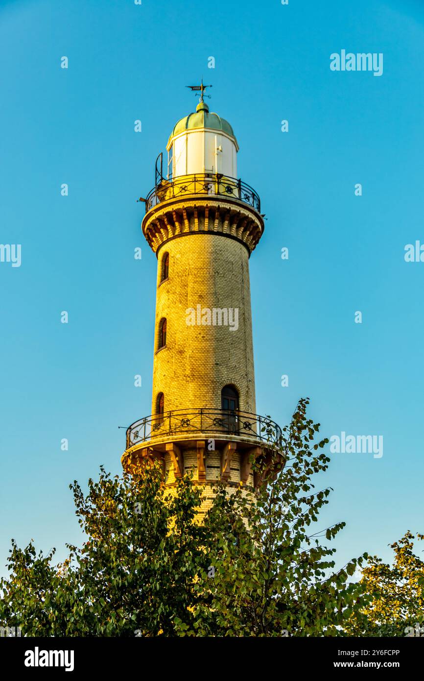 Sentiment de vacances avec quelques vibrations de fin d'été sur la belle plage de sable blanc de Warnemünde juste à l'extérieur de Rostock - Mecklenburg-Vorpommern - Allemagne Banque D'Images Sentiment de vacances avec quelques vibrations de fin d'été sur la belle plage de sable blanc de Warnemünde juste à l'extérieur de Rostock - Mecklenburg-Vorpommern - Allemagne Banque D'Images