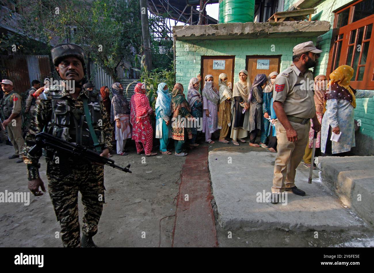 Srinagar, Cachemire. 25 septembre 2024. Les femmes font la queue pour voter pendant la deuxième phase de l'élection de l'Assemblée au Cachemire. Les élections au Cachemire ont lieu après un écart de dix ans en trois phases pour 47 sièges de l'Assemblée du Cachemire. Cette élection est également la première fois depuis 2019, lorsque l'Inde a abrogé l'article 370 de sa constitution qui accordait l'autonomie au Cachemire. Banque D'Images