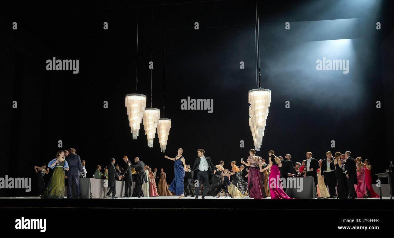 St Petersburg, bal de la société du Prince Gremin dans EUGÈNE ONÉGUINE au Royal Opera, Covent Garden, Londres WC2 24/09/2024 musique : Pyotr Ilyich Tchaïkovsk Banque D'Images
