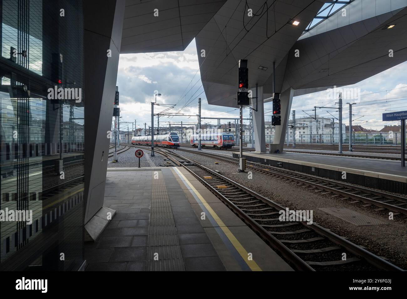 Train électrique à la gare centrale de Vienne Banque D'Images