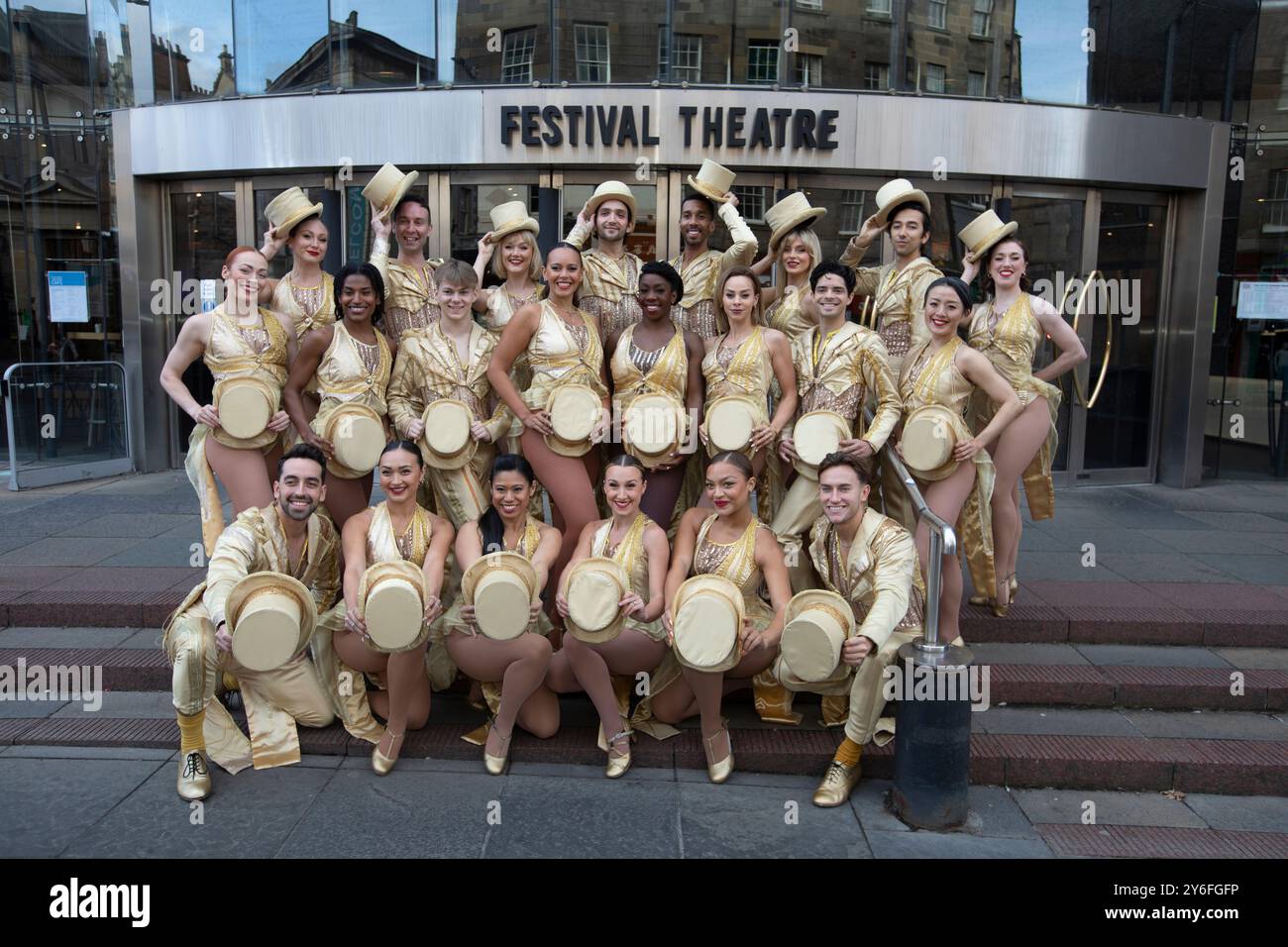 Édimbourg, Royaume-Uni. , . Cast of A Chorus Line éblouit devant le Festival Theatre d’Édimbourg, avant de danser sur la scène ce soir-là qui se déroule du mardi 24 au samedi 28 septembre. Photo : Josh Kiernan-ensemble, Rachel Jayne Picar -Connie Wong, Redmand Rance -Mike Costa crédit photo : Pako Mera/Alamy Live News Banque D'Images