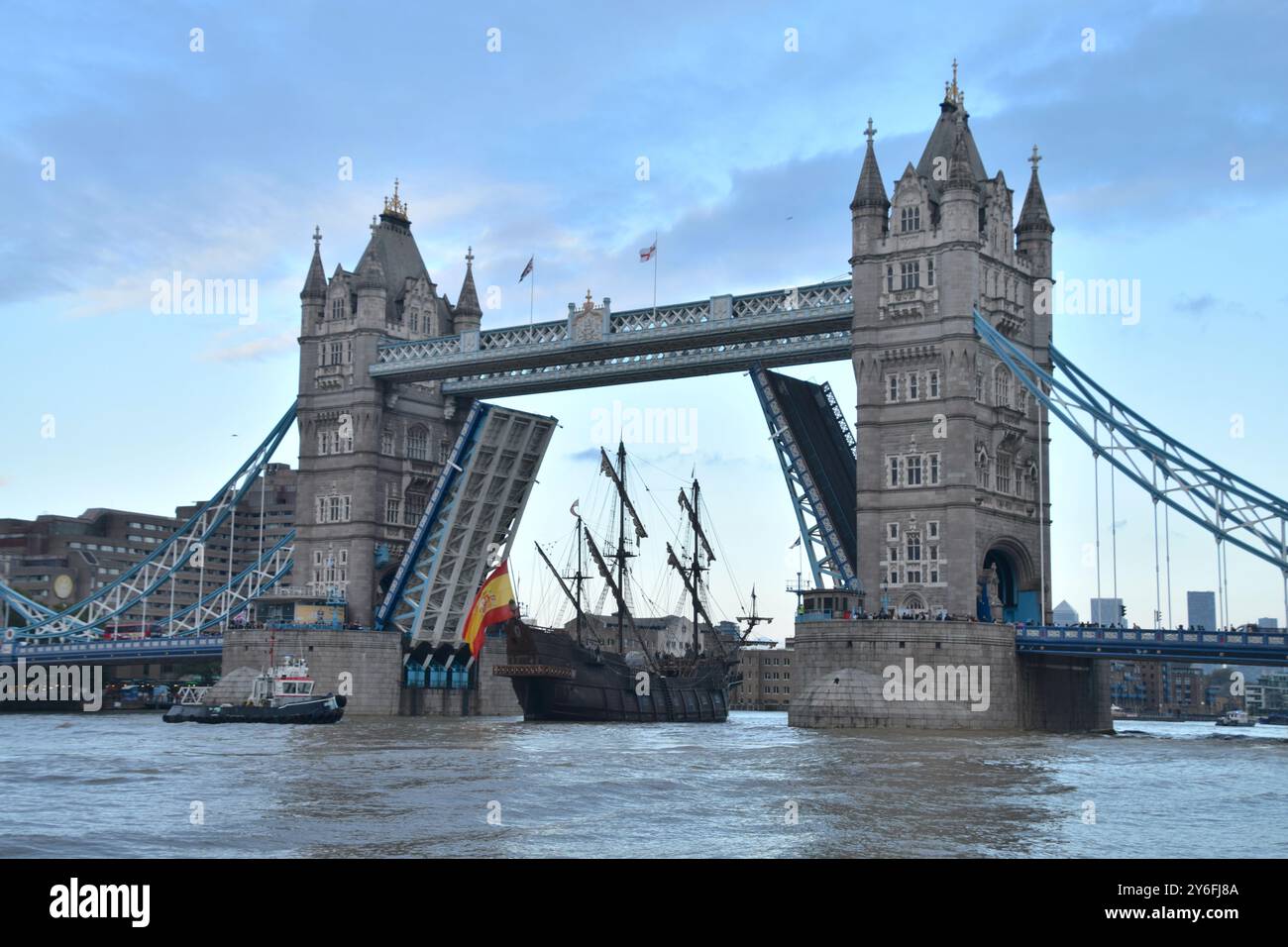 El Galeón Andalucía est photographié naviguant à travers Tower Bridge. La réplique historiquement exacte d'un galion espagnol du XVIe-XVIIe siècle et a été lancé Banque D'Images