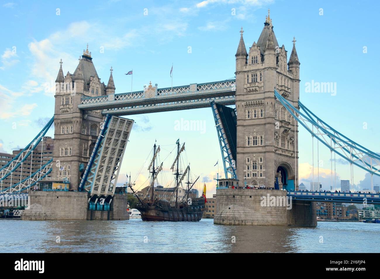 El Galeón Andalucía est photographié naviguant à travers Tower Bridge. La réplique historiquement exacte d'un galion espagnol du XVIe-XVIIe siècle et a été lancé Banque D'Images