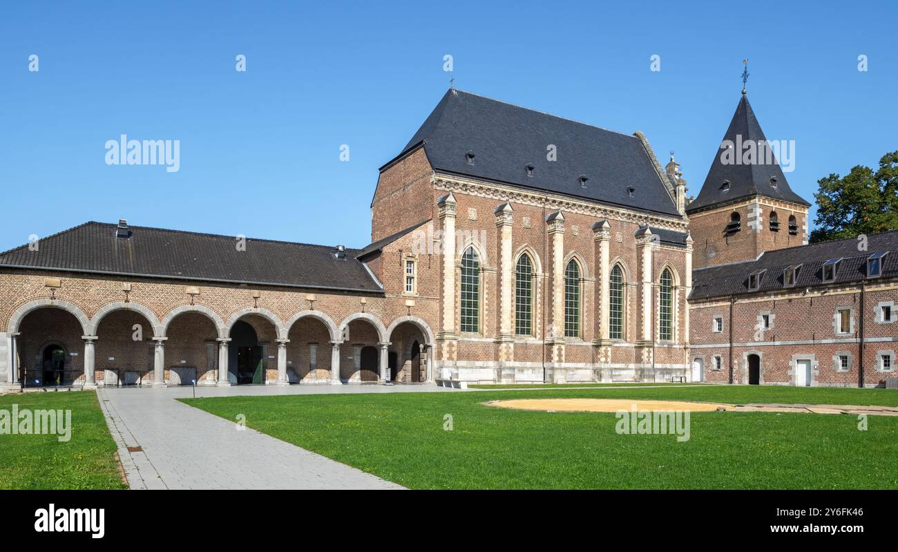 Cour extérieure, arcade et église baroque de la Commanderie d'Alden Biesen, château du XVIe siècle à Rijkhoven, Bilzen, province de Limbourg, Flandre, Belgique Banque D'Images