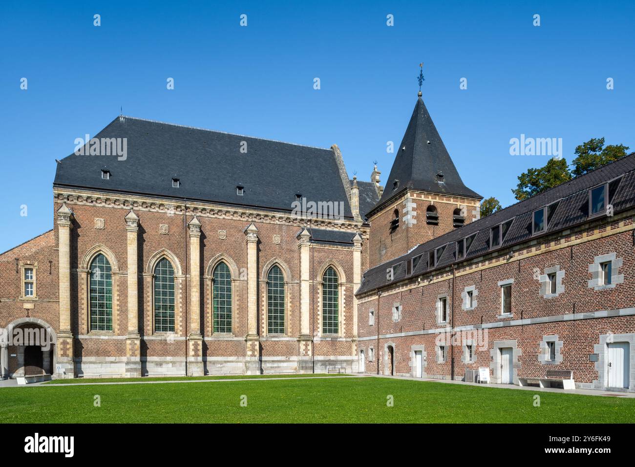 Cour extérieure et église baroque de la Commanderie d'Alden Biesen, château à douves du XVIe siècle à Rijkhoven, Bilzen, province de Limbourg, Flandre, Belgique Banque D'Images