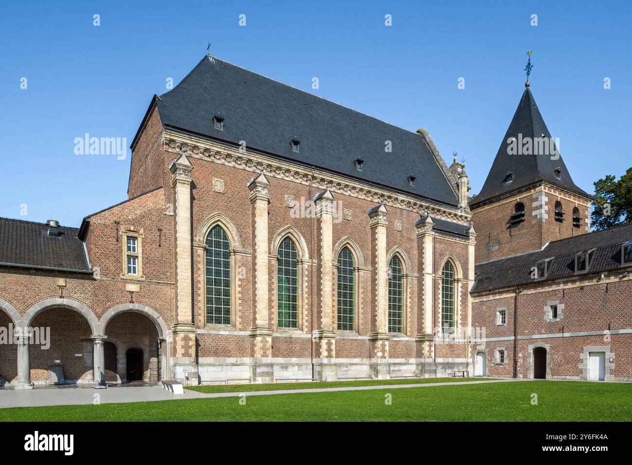 Cour extérieure, arcade et église baroque de la Commanderie d'Alden Biesen, château du XVIe siècle à Rijkhoven, Bilzen, province de Limbourg, Flandre, Belgique Banque D'Images