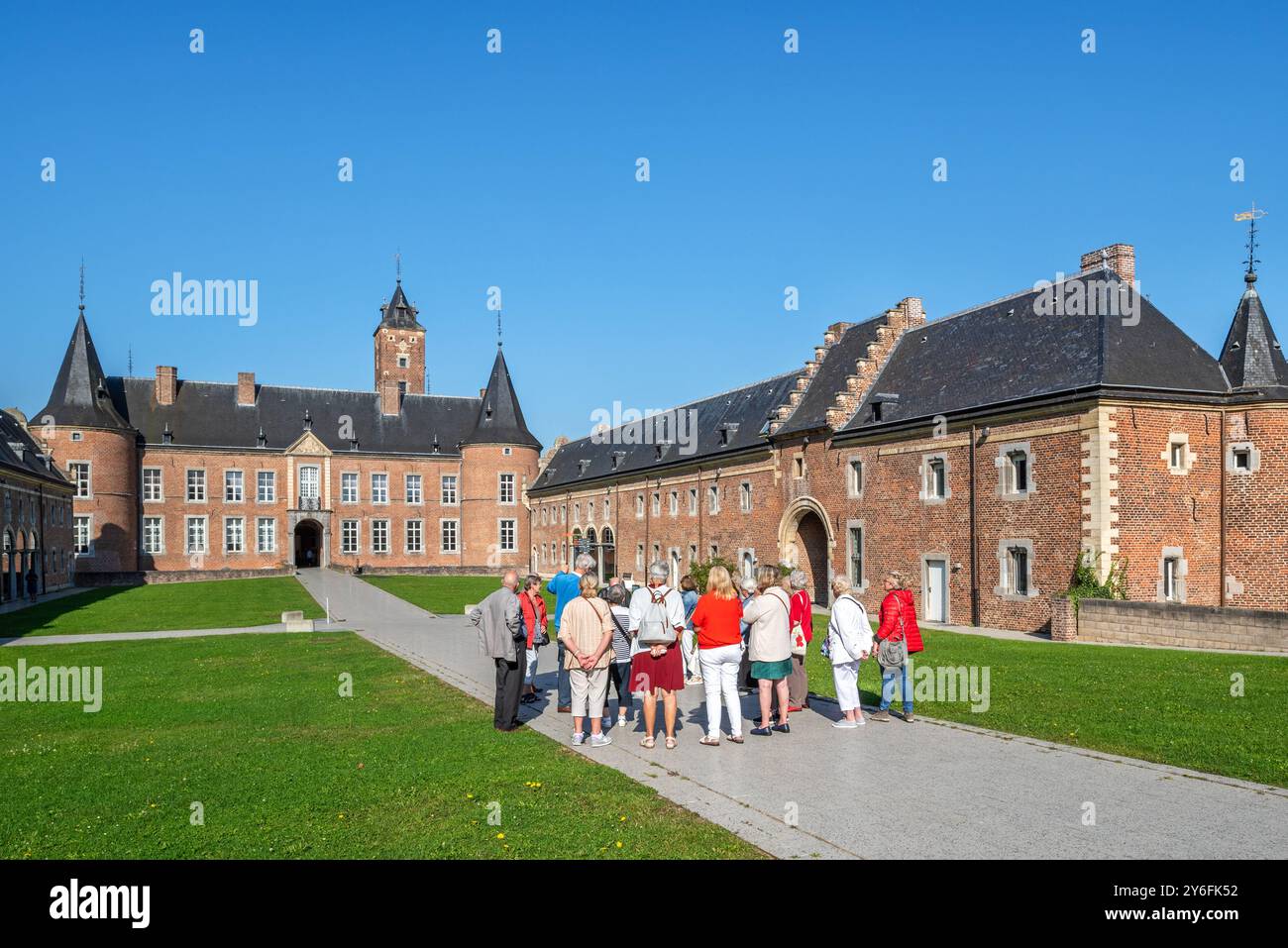 Cour avec école d'équitation et grange de dîme de la Commanderie d'Alden Biesen, château du XVIe siècle à Rijkhoven, Bilzen, Limbourg, Flandre, Belgique Banque D'Images