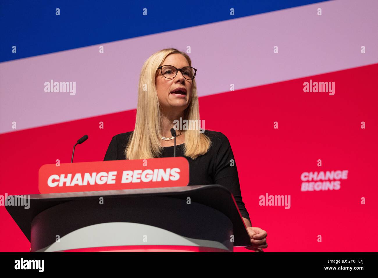 Eleanor Reeves, présidente du Parti travailliste et ministre sans portefeuille (sœur de Rachel Reeves), prend la parole lors de la dernière journée de la Conférence. Eleanor ( Ellie) a été embrassée par la députée Angela Rayner après avoir parlé. Liverpool Royaume-Uni. Photo : Garyroberts/worldwidefeatures.com Banque D'Images