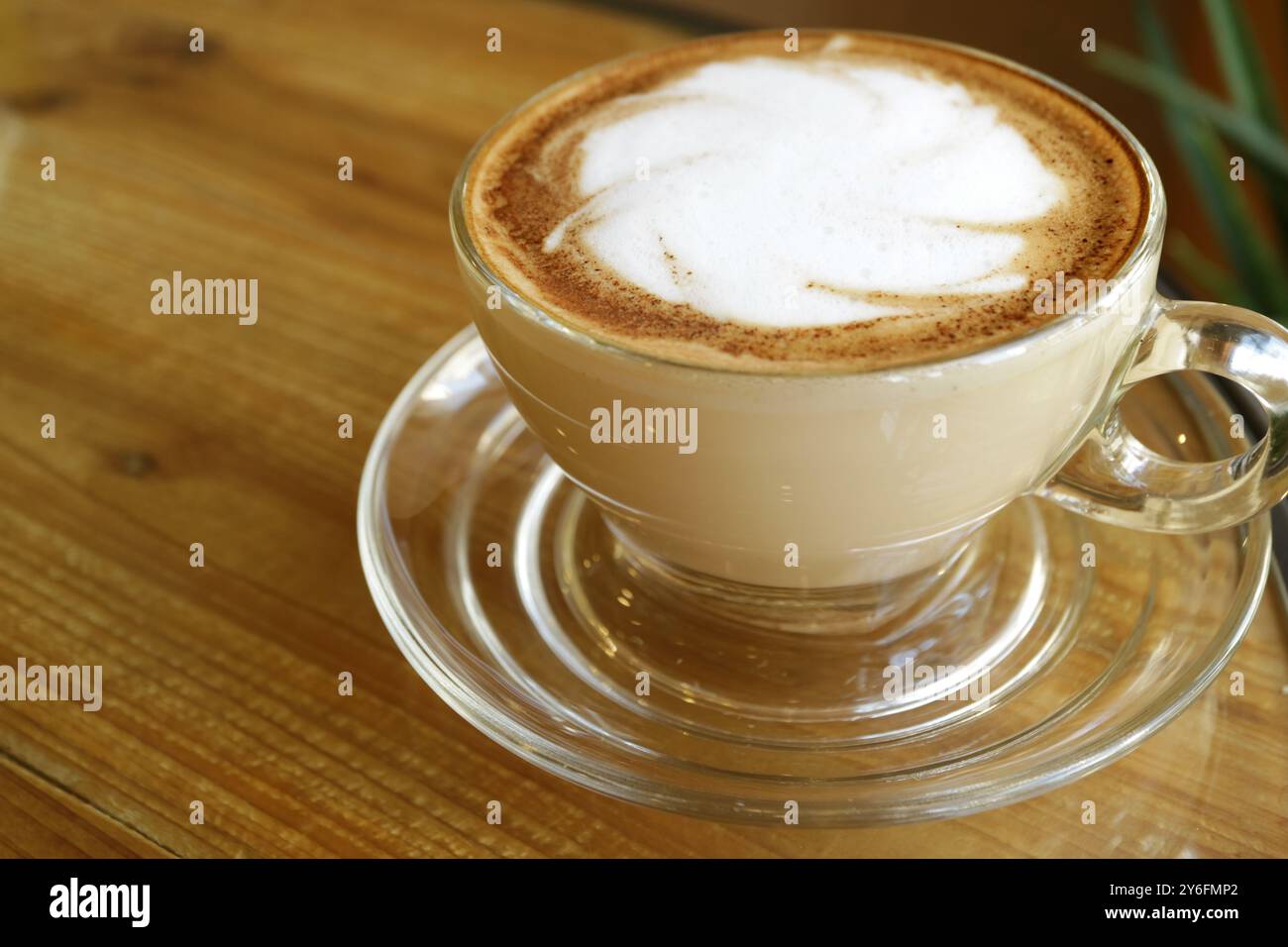 Tasse de café Cappuccino isolé sur la table Banque D'Images