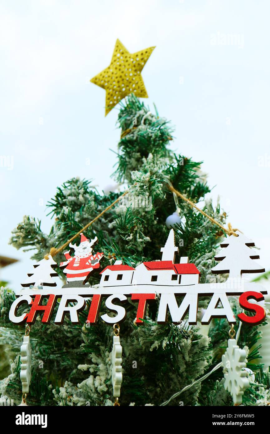 Magnifique arbre de Noël contre ciel bleu clair Banque D'Images