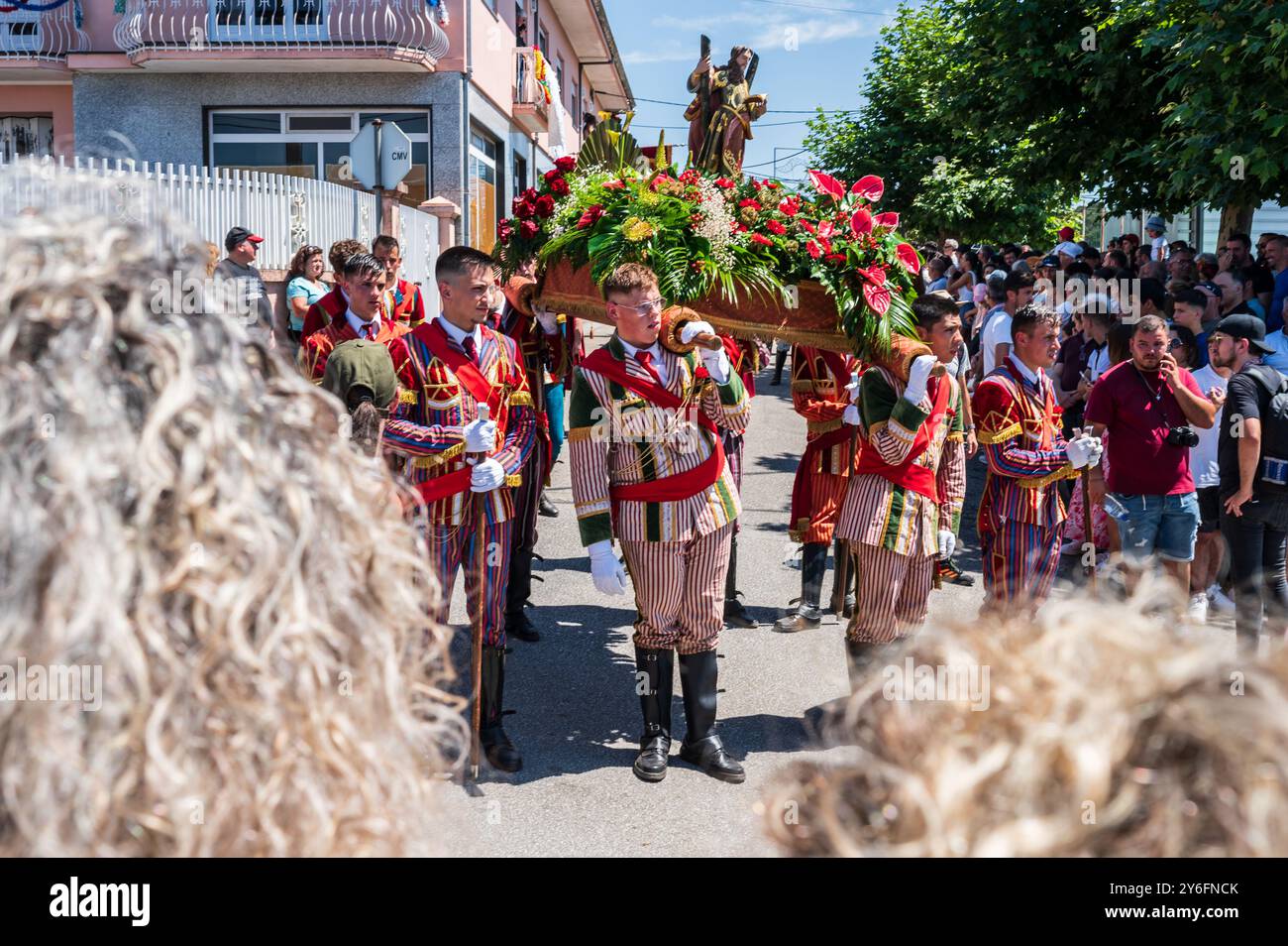 Procession religieuse se terminant à l'église São João Baptista pendant la fête de Saint Jean de Sobrado, également connue sous le nom de Bugiada et Mouriscada de Sobra Banque D'Images