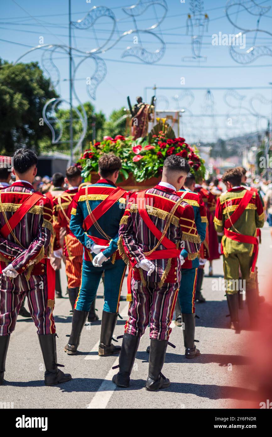 Procession religieuse se terminant à l'église São João Baptista pendant la fête de Saint Jean de Sobrado, également connue sous le nom de Bugiada et Mouriscada de Sobra Banque D'Images