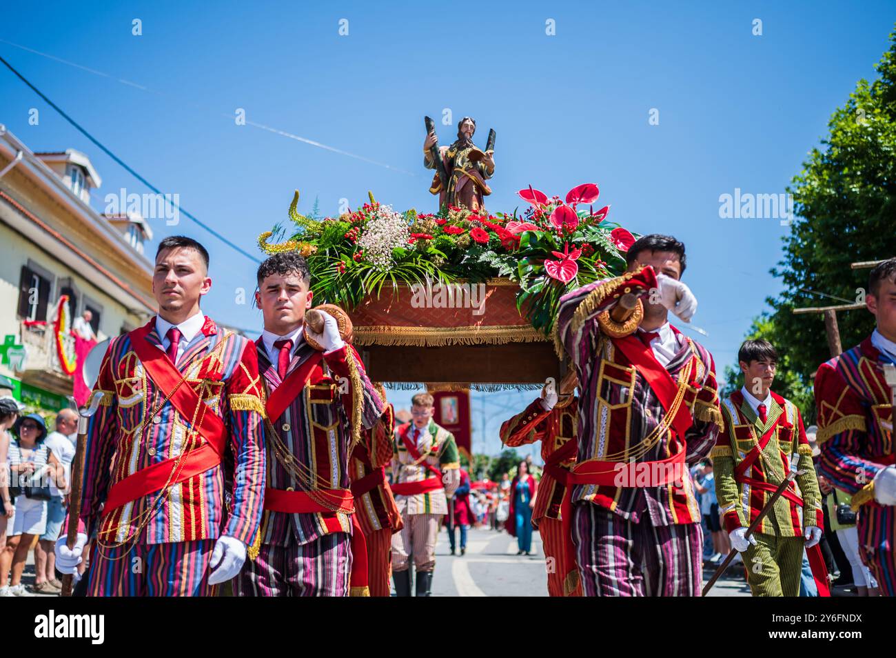 Procession religieuse se terminant à l'église São João Baptista pendant la fête de Saint Jean de Sobrado, également connue sous le nom de Bugiada et Mouriscada de Sobra Banque D'Images