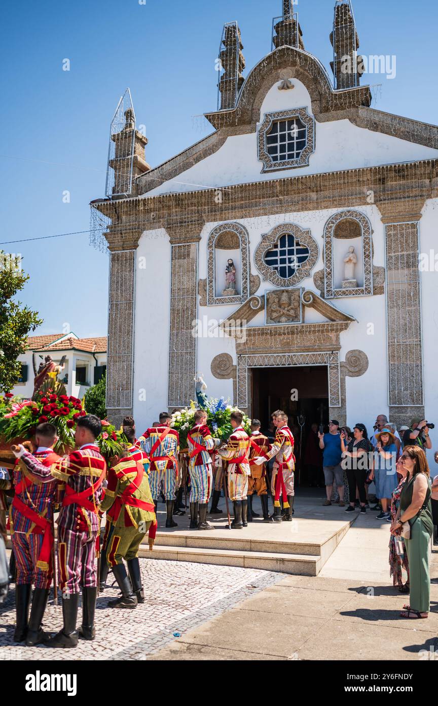 La procession religieuse entre dans São João église Baptista pendant la fête de Saint Jean de Sobrado, également connu sous le nom de Bugiada et Mouriscada de Sobrado, ta Banque D'Images