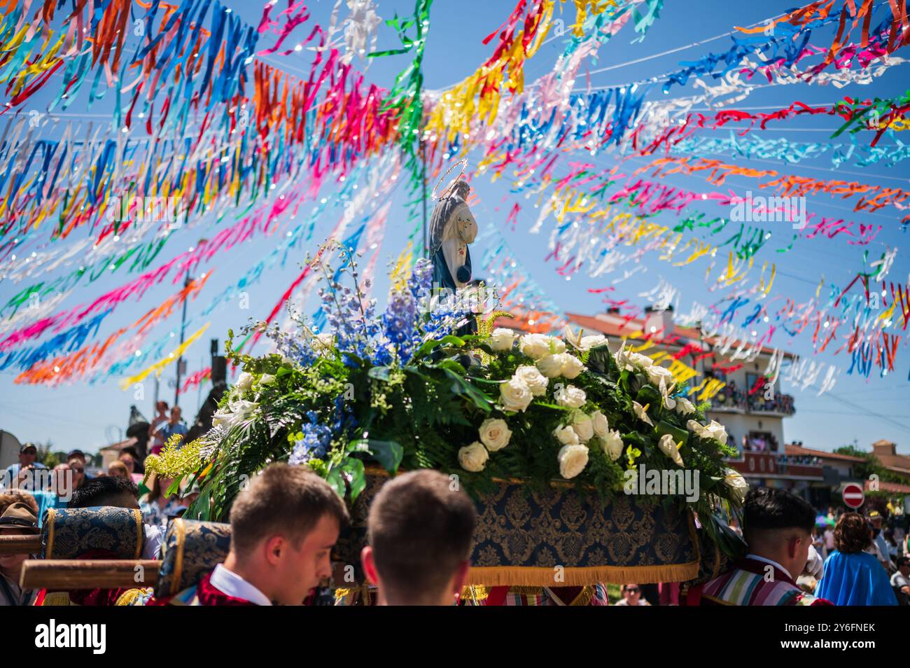Procession religieuse se terminant à l'église São João Baptista pendant la fête de Saint Jean de Sobrado, également connue sous le nom de Bugiada et Mouriscada de Sobra Banque D'Images