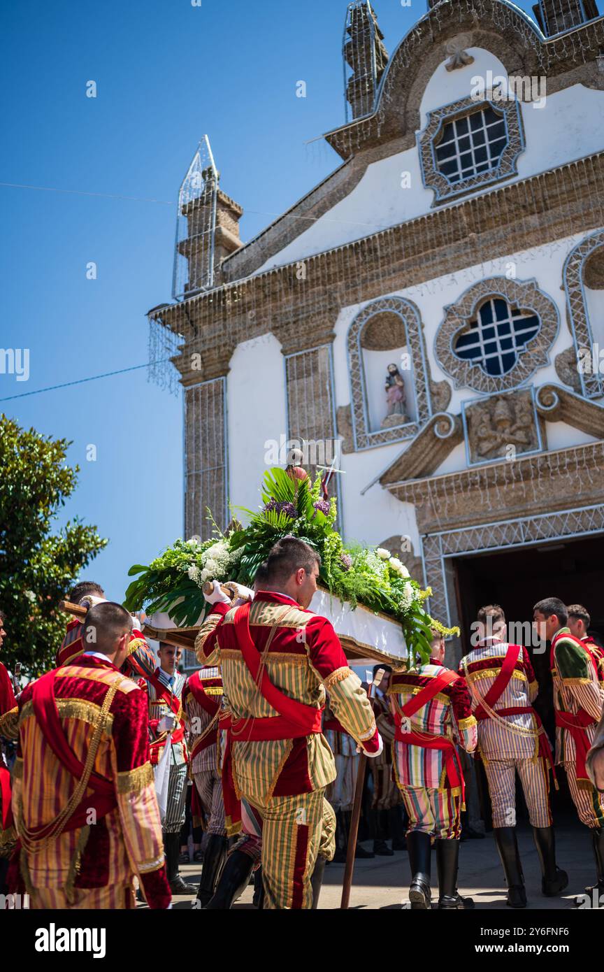 La procession religieuse entre dans São João église Baptista pendant la fête de Saint Jean de Sobrado, également connu sous le nom de Bugiada et Mouriscada de Sobrado, ta Banque D'Images